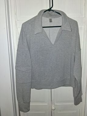 Yogalicious Light Gray Collared V-Neck Pullover Sweatshirt